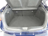 広く開口部の大きいラッゲージルームは、荷物の出し入れも楽です。トノカバーがあるのでプライバシーも守られますね。