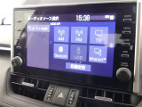 ディスプレイオーディオを装備。スマホとクルマをつなぐことで、これまでのナビに加えて、いろいろなサービスが楽しめます。