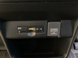 ハンドルの左下にETCがついています。高速道路の料金所の通過も楽々です。 カードの取り出しもしやすい場所についています。