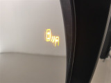 隣車線を走る車両をレーダーで検知し、ドアミラーでは確認しにくい後側方エリアに存在する車両に加え、急接近してくる車両も検知します。車両を検知するとドアミラーに搭載されたLEDインジケーターが点灯します。