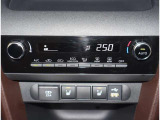 オートエアコンやシートヒーター等の操作スイッチ部になります。