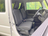 運転席まわりには十分なスペースがあり、大柄な方でもゆったり運転していただける環境です。