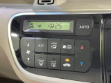 【オートエアコン】一度お好みの温度に設定すれば、車内の温度を検知し風量や温度を自動で調整。暑い&hellip;寒い&hellip;と何度もスイッチ操作をする必要はありません。快適な車内空間には必須の機能ですね♪