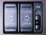 両側電動スライドドアを装備しております。