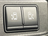 【両側パワースライドドア】スマートキーや運転席のスイッチで後席両側スライドドアの開閉が可能♪電動だから力を入れてドアを開ける必要が無く、小さなお子様でも簡単に開け閉めでき快適です♪