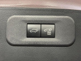 【パワーバックドア】スマートキーや運転席のボタンを押すだけでリアゲートが自動で開閉します!荷物を持っている時や、高い位置にあるバックドアを閉める際に便利な機能です♪