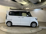 運転席側も電動スライドドアになってます。ショッピングなどでのお買い物時手がふさがっていてもドアに軽く触れるかリモコンで開閉できるので便利です!