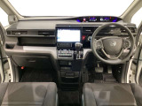 車内は光触媒抗菌消臭施工済です。インパネ周りはスタイリッシュなデザインで機能や装備も充実しています。グローブボックスやカップホルダーのほかにトレーなどたくさんの収納スペースが付いています。