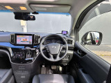 本革仕様で高級感のあるステアリングを採用しています。運転中の各種操作も手元で行いやすく、快適な運転をサポートします!