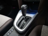 CVT(無段変速)のオートマチックです。フロアシフトがとても使い易いです。また高燃費に貢献するのもこのオートマチックです(*^_^*)