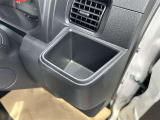 運転席側ボトルホルダーです!取り出しやすい位置なのでとても便利です♪