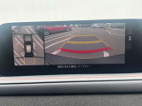 360&deg;ビューモニターでは、両サイドとフロント、バックカメラの合成で、あたかも上空から見下ろした様に周囲を確認して頂けます。駐車場だけでなく、T字路等でも活躍のアイテムです!