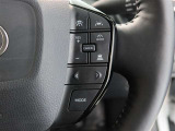 レーダークルーズコントロール(全車速追従機能付)付きです。車速に応じて追従支援してくれるので、ロングドライブも快適です。詳細は販売店スタッフまでおたずねください。