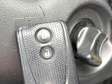 【キーレス】少し離れた場所からでもボタン一つでドアの開錠・施錠ができるのでとっても便利!ドアの鍵穴周りに傷をつけることもありません♪