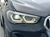 BMWの伝統的なヘッドライト・デザインは『コロナ・リング』と言われる左右4灯ヘッドライトをモチーフにしています。キドニーグリルと相まって、ひと目でBMWだとわかるデザインになっています。