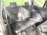 床下収納式のサードシートです。座席部分をコンパクトに収納でき、広大な荷室スペースとしてお使いいただけます!乗車人数や荷物の量など利用シーンに合わせて3列目を有効活用でき、とっても便利♪