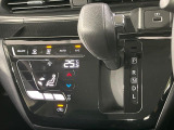 【オートエアコン】一度お好みの温度に設定すれば、車内の温度を検知し風量や温度を自動で調整。暑い&hellip;寒い&hellip;と何度もスイッチ操作をする必要はありません。快適な車内空間には必須の機能ですね♪