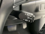 クルーズコントロール機能が付いています。 速度を設定するとアクセルを踏まなくても一定の速度で走ることができます。  高速道路ではとても便利な装置なんです。