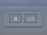 【パワーバックドア】スマートキーや運転席のボタンを押すだけでリアゲートが自動で開閉します!荷物を持っている時や、高い位置にあるバックドアを閉める際に便利な機能です♪