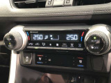 運転席、助手席別々に温度設定ができるデュアルエアコン装備です。男性が暑いと感じても、女性は寒いと感じる、そんな時の車内温度を別々に調節できるので、ストレスなくドライブをお楽しみいただけます。