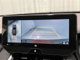 パノラミックビューモニター付きです。車両を上から見たような映像をディスプレイオーディオ画面に表示。運転席からの目視だけでは見にくい、車両周辺の状況をリアルタイムでしっかり確認できます。