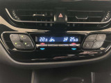 DUALスイッチを押すと運転席側と助手席側で別々に温度調節ができるエアコンです