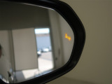 隣車線を走る車両をレーダーで検知し、ドアミラーでは確認しにくい後側方エリアに存在する車両に加え、急接近してくる車両も検知します。車両を検知するとドアミラーに搭載されたLEDインジケーターが点灯します。
