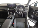 革巻きステアリングで快適な操作性の運転席です。