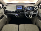 室内が明るく、運転がしやすいナチュラルベージュ内装となっております。
