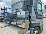 運転席側前方にステンレス製の工具箱が付いています。