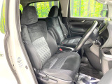 運転席まわりには十分なスペースがあり、大柄な方でもゆったり運転していただける環境です。