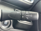 【オートライト(AUTO)】外の明るさをシステムが感知して、自動でヘッドライトが点灯します。ヘッドライトをつけ忘れを防ぐ便利機能です。