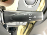 【オートライト】周りの明るさに応じて自動でヘッドライトの点灯・消灯ができる機能です!ライトの付け忘れ・消し忘れなどが無くなり、雨の日や夕方の走行も安心!トンネル通過時も便利ですね♪