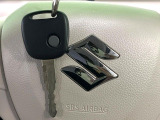 【キーレス】少し離れた場所からでもボタン一つでドアの開錠・施錠ができるのでとっても便利!ドアの鍵穴周りに傷をつけることもありません♪
