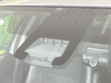 【スマートアシスト】走行中に前方の車両等を認識し、衝突しそうな時は警報とブレーキで衝突回避と被害軽減をアシスト。より安全にドライブをお楽しみいただけます。