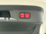 ステアリングボタンは、使いやすいデザインでございます。ステアリング付近のレバーや、ステアリングボタンで追従機能の操作も可能でございます。