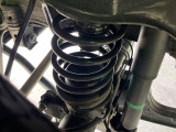 お車を安心してお乗りいただく為には、足回りの定期点検が欠かせません。サービスサポート(有償保証)では無料点検もご提供しており、安心のカーライフをお過ごしいただけるサポート体制が整っています。