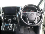 運転席から見たハンドルダッシュまわりになります。