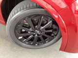 ブラックメタリック塗装のホイールです。タイヤサイズは235/50R20です。