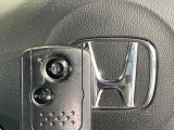 【Hondaスマートキー】カバンやポケットに入れたままでもドアの施錠・解錠が可能なスマートキーを装備。エンジンのオン・オフ時もカギを取り出す必要が無いからとっても便利です♪