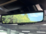【スマートリヤビューミラー】後席の大きな荷物や同乗者で後方が確認しづらい時でも安心!カメラが撮影した車両後方の映像をルームミラー内に表示。クリアな視界で状況の確認が可能です!