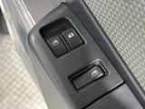 【電動格納ミラー】サイドミラーは電動格納式となっており、狭い駐車場でもキズがつくリスクを抑えられます。