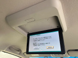 【フリップダウンモニター】大画面モニターで後席でもエンタメをお楽しみいただけます。小さなお子様にも大人気の装備です♪