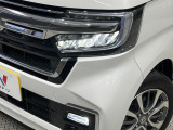 【LEDヘッドライト】悪天候や夜間走行時も良好な視界を確保し安心して運転できる高輝度LEDヘッドライトを装備!点灯速度が早く、消費電力も抑えられています。