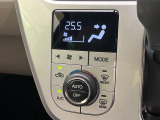 【オートエアコン】一度お好みの温度に設定すれば、車内の温度を検知し風量や温度を自動で調整。暑い&hellip;寒い&hellip;と何度もスイッチ操作をする必要はありません。快適な車内空間には必須の機能ですね♪