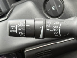 【オートワイパー(AUTO)】雨が降り出した時に、雨滴検出用センサー(レインセンサー)が雨滴を感知すると、自動でワイパーが動作します。