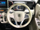 インテリアに合わせたデザインのステアリングは、運転される方のことも考え、運転しやすい形状、大きさです。是非一度、実際に触ってお確かめください。