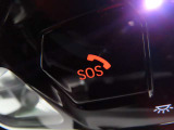 SOSコール/エアバックが展開するような深刻な事故において、自動でSOSコールを発信します。車内で急病人が出るような緊急時は、手動で発信可能です。