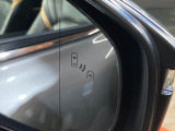 【ブラインドスポットモニター】走行中、ドアミラーの死角になりやすい箇所に後続車が接近するとサイドミラーのレンズに警告を表示!ドライバーに注意喚起をしてくれます。