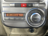 【オートエアコン】一度お好みの温度に設定すれば、車内の温度を検知し風量や温度を自動で調整。暑い&hellip;寒い&hellip;と何度もスイッチ操作をする必要はありません。快適な車内空間には必須の機能ですね♪